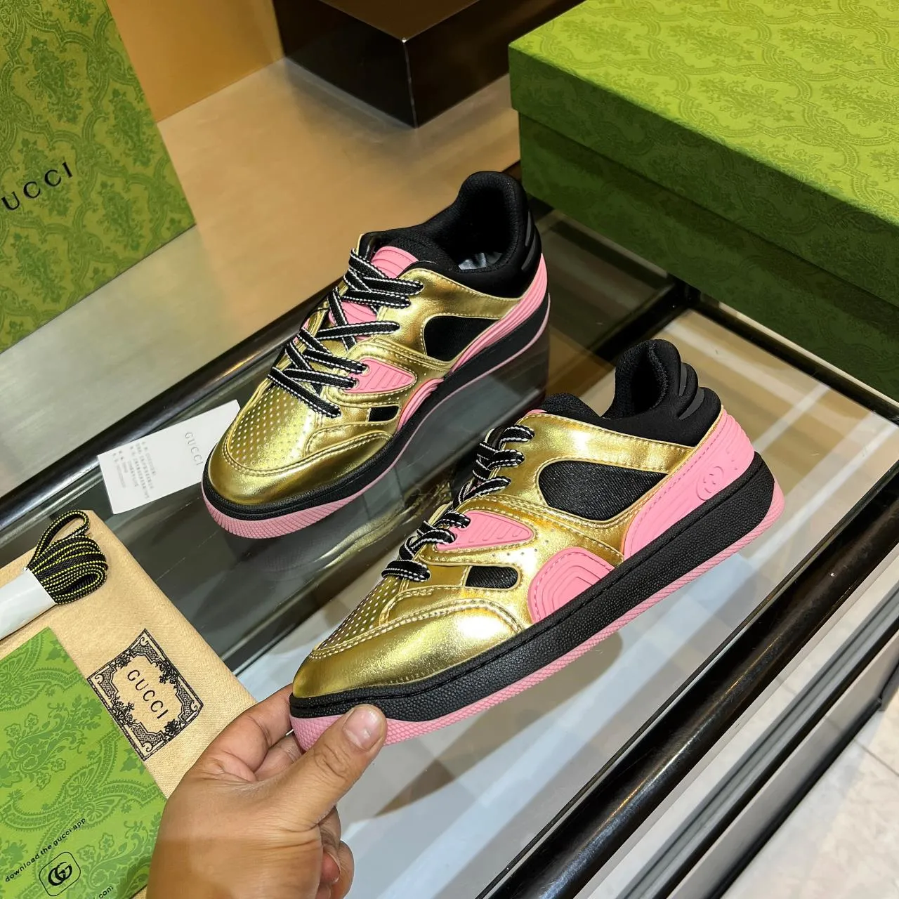 👟👟Ex-factory price 600👟👟 Men's size +10 high version, the top version of 2022 Gucci low-top sneakers! The new colors are reproduced one to one. New style for early spring, creating a perfect style💣💣💣street style🔥🔥🔥cool and trendy C-level fashionable outfit with a retro and futuristic feel🌹🌹🌹classic boot shape + British color-blocking design, super eye-catching. Various leather splicing, original reverse mold last type, imported high-end knitting needles showing exquisite texture! Open mold to customize high-density TPU outsole. 15 colors come out first. Size: Female 35-41 Male 39-46